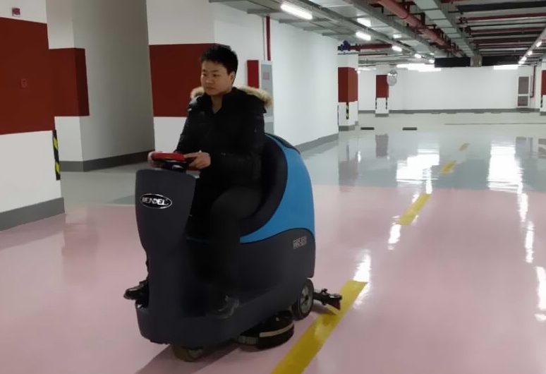 驾驶型洗地机用于地下车库